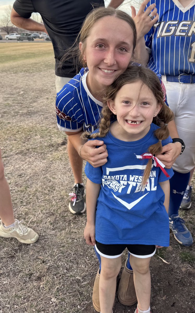 DWUSoftball's tweet image. ✨KIDS DAY✨ 
.
During our home opener yesterday, we celebrated the young Tiger fans and had them join us on the field! 
.
A special shutout to our 2 amazing Bat Girls for helping us out yesterday during the game! 
#kidsday #batgirls #rolltige