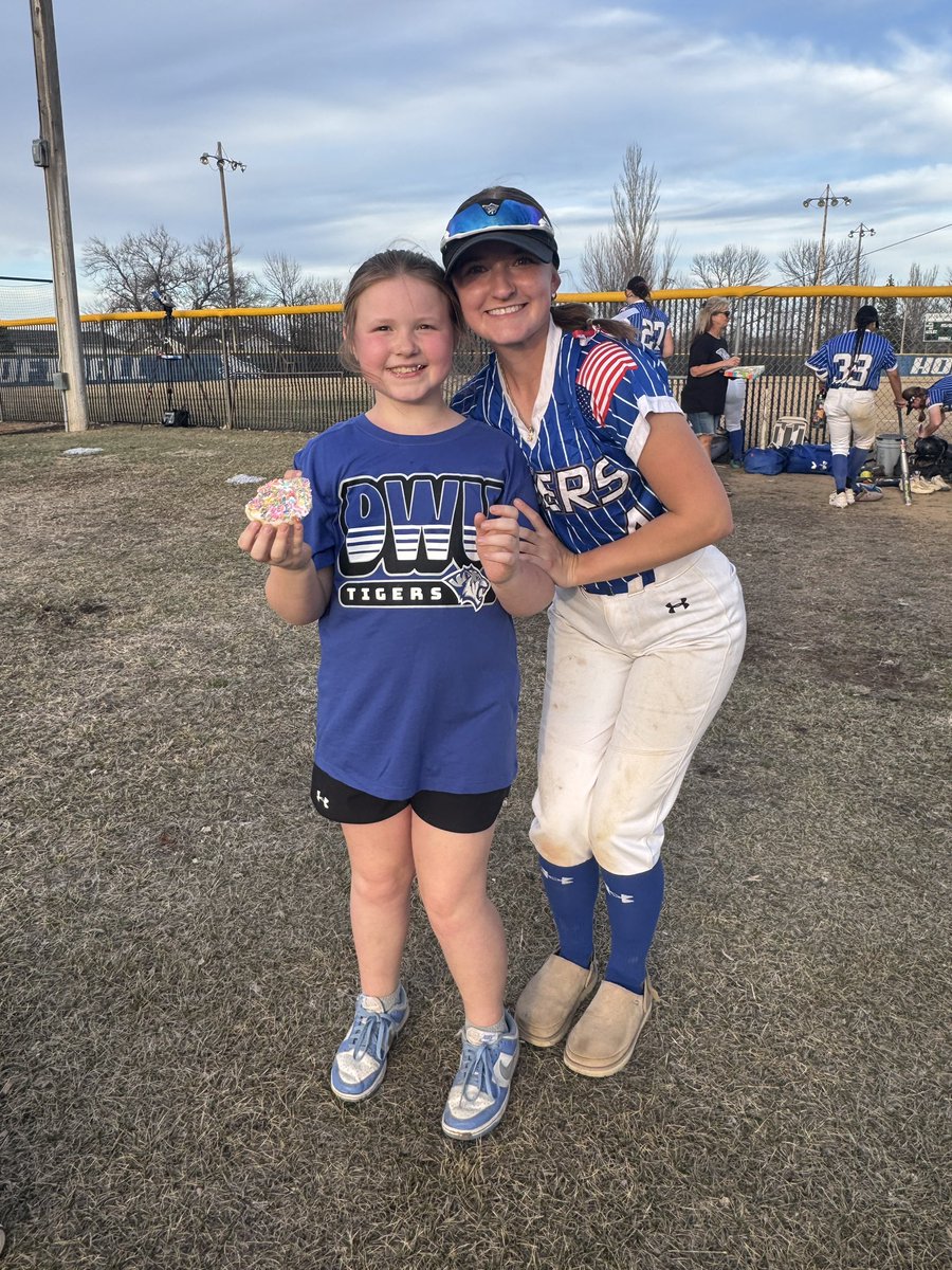 DWUSoftball's tweet image. ✨KIDS DAY✨ 
.
During our home opener yesterday, we celebrated the young Tiger fans and had them join us on the field! 
.
A special shutout to our 2 amazing Bat Girls for helping us out yesterday during the game! 
#kidsday #batgirls #rolltige