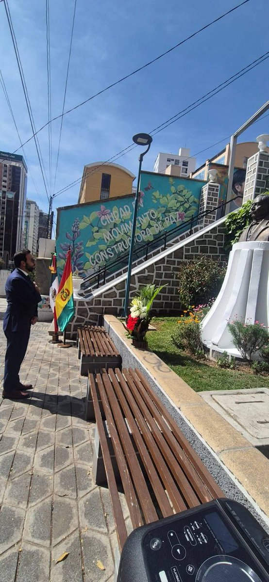 EmbaMexBol's tweet photo. La Embajada México En Bolivia  conmemoró el 220 aniversario del natalicio de Benito Juárez García, referente de autodeterminación y justicia en toda América Latina. Para honrar su legado, se llevó a cabo una ofrenda floral en el busto ubicado en la ciudad de La Paz. https://t.co/Z5TdL1d5Mm