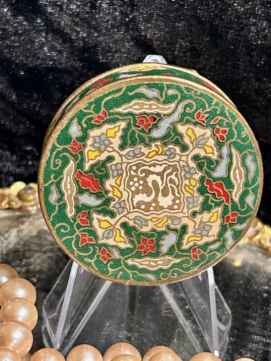 DARLINGXXDARLA's tweet photo. 1930s Vintage Coty Airspun Beauty Powder Compact Trial Size https://t.co/k5bIQKicYp #eBay via @eBay #CotyCompact #AirSpun #VintageCompact #ArtDecoVanity #VintageCosmetics #PowderCompact #Coty #VintageBeauty #CollectibleCompact #1930sVintage #Vanity #DarlingDarlasVintageShop https://t.co/hYdpFMEwQz