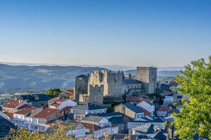 MiguelLuisSanz1's tweet photo. Castillo de los Condes de Lemos, Castro Caldelas, Ribeira Sacra, Pontevedra.

En el documento denominado Foro do Burgo de castro Candelas, el documento más antiguo que se conserva escrito en gallego, el rey Alfonso IX otorga fuero a los habitantes de la villa de Castro Caldelas. https://t.co/4iL3PC9qbJ