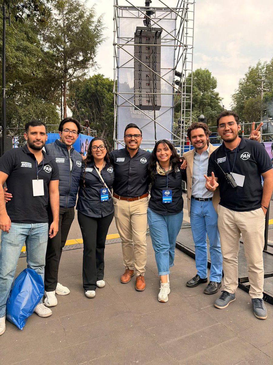 MiguelPenaflor's tweet photo. 👊🏽 Me parece un extraordinario indicio que el narcorégimen de Morena se dedique a denostar al PAN después de #ArrancaElCambio, eso significa que en @AccionNacional SÍ vamos por un mejor camino: abrazar a la ciudadanía honrando nuestro origen y asegurando un mejor futuro para México.

🇲🇽 💙 #AhoraTeTocaATi
