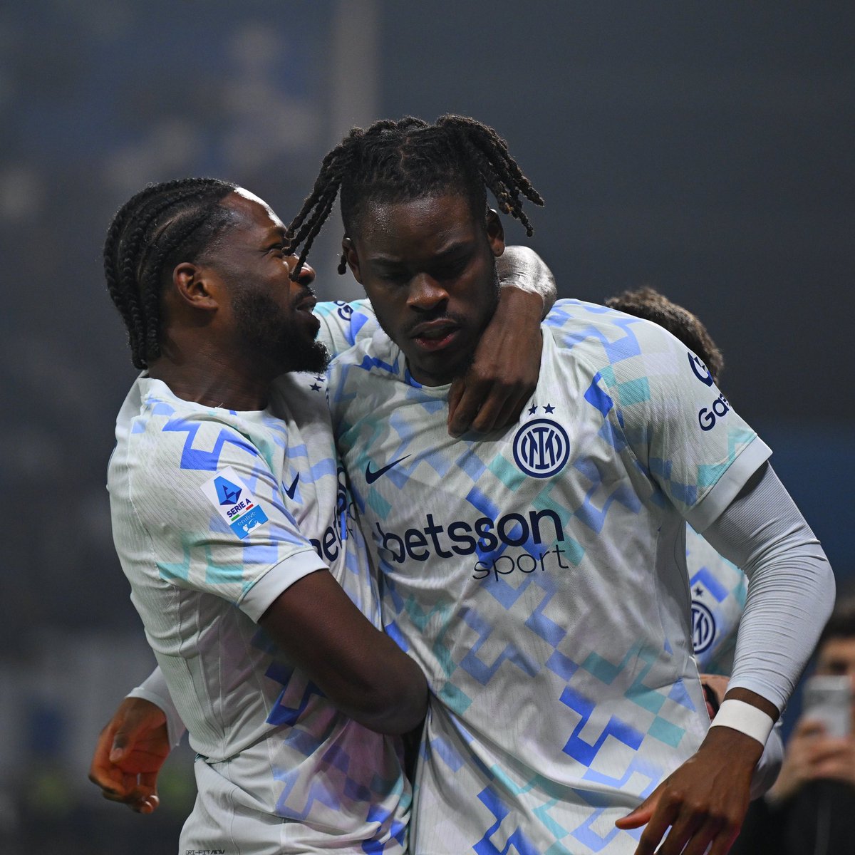 ≡ LOGAN ≡ tweet media