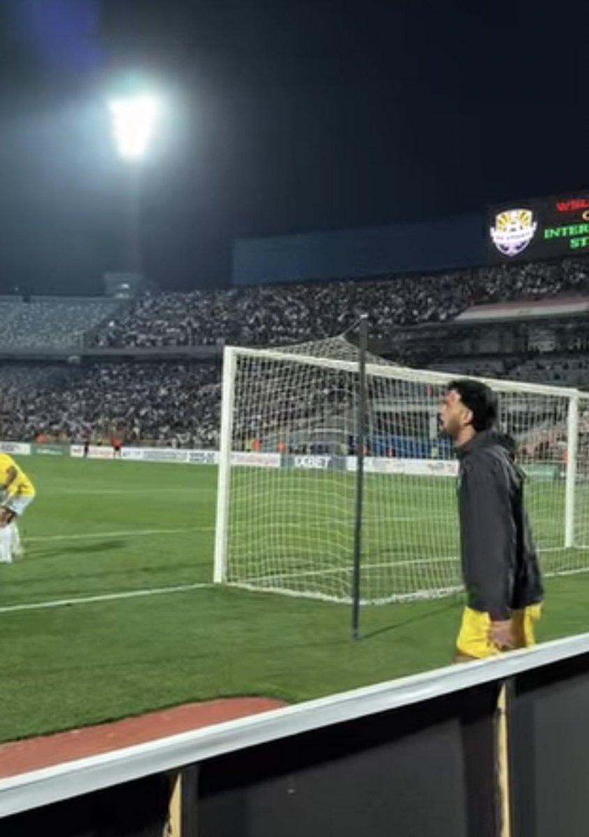 المهدي سليمان ظل وراه مرمي الزمالك بعد طرد صبحي حتي نهاية المباراة الأعطاء سيف تعليمات ❤️