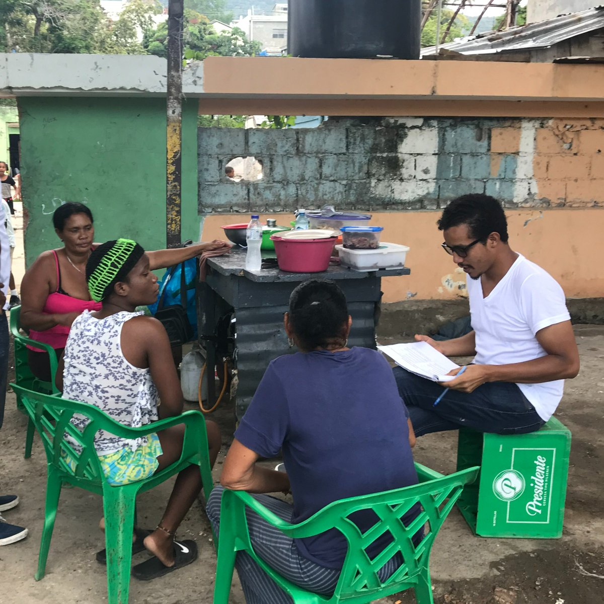 En el año 2018/19 tuve el privilegio de recorrer gran parte del país conversando con la gente, en ese momento lo hice por pura curiosidad, a pie y transporte público... con una mochila y muchos deseos de escuchar. Quería entender qué rayos pasaba en el país y porqué no se sentía