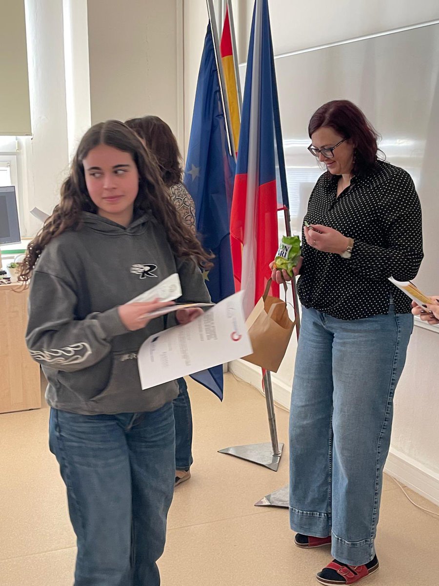 iesescultorjuan's tweet photo. IES "E. Juan de Villanueva " y Gymnazýum Frydlant nad Ostravici. Erasmus +. Días 7 y 8.  Trabajos resumen de la Semana, comp deportivas y entregas de certificados. Colofón a una semana repleta de actividades. En un mes nos reencontraremos en la Pola #ejvproyectos https://t.co/ZgIRwudwj5
