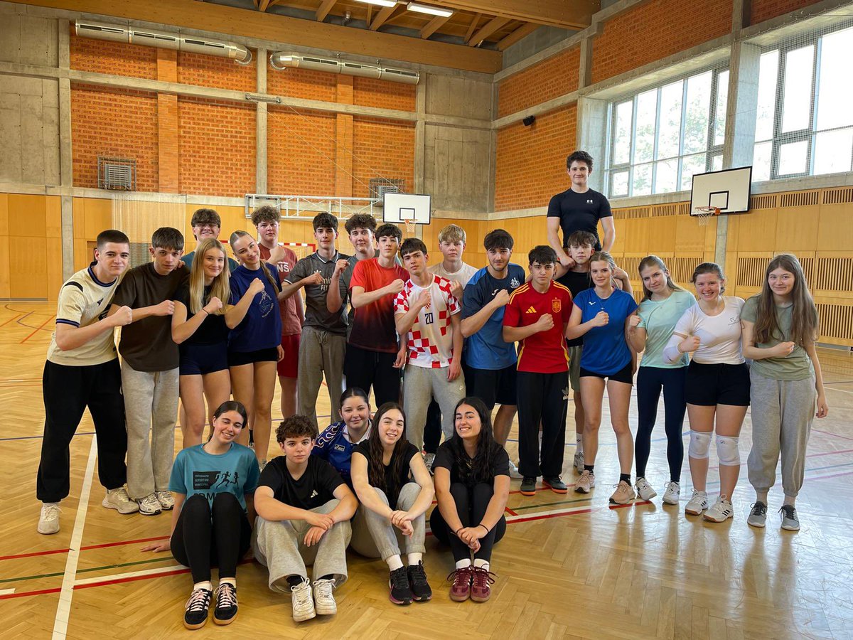 iesescultorjuan's tweet photo. IES "E. Juan de Villanueva " y Gymnazýum Frydlant nad Ostravici. Erasmus +. Días 7 y 8.  Trabajos resumen de la Semana, comp deportivas y entregas de certificados. Colofón a una semana repleta de actividades. En un mes nos reencontraremos en la Pola #ejvproyectos https://t.co/ZgIRwudwj5