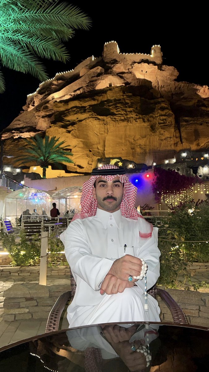 rkn5_'s tweet photo. بالجوف تلقى ما بغيت وتمنَّيت
دارٍ بها المهموم ينسى همومه

وانا لها من بدّْ الاوطان حبِّيت
ومن لامني بالجوف ربِّي يلومه

دارٍ بها .. عشت وكبرت وتربَّيت
وافخر بها في كلّ قعدة وقومه https://t.co/hLbP0VGxEB