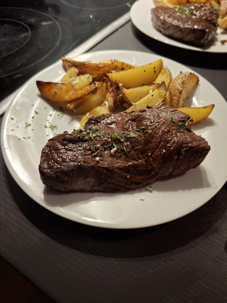 Steak und Kartoffelecken.