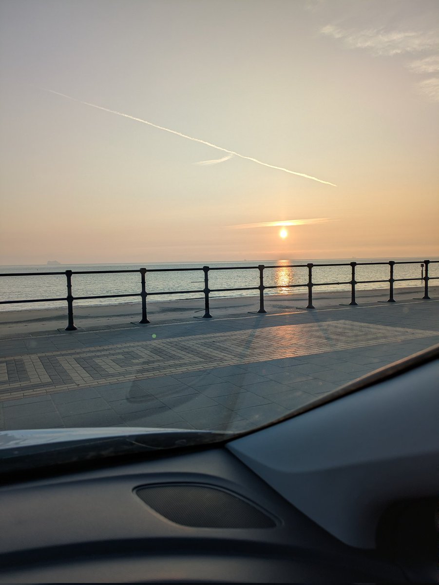 marksmith1986's tweet photo. Sunrise at Cleethorpes with the kids 

#sunrise #cleethorpes https://t.co/RBH6MQ1j7i