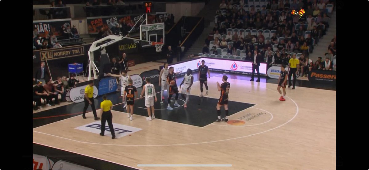 Fina scener från Södertäljes <a href="/MattiasHerlitz/">Mattias Herlitz</a> under första kvartsfinalmatchen mellan <a href="/BorasBasket/">🔥🖤Borås Basket SBL</a> &amp; <a href="/SodertaljeBBK/">Södertälje Basketbollklubb</a> . Här drar han långfingret mot publiken i början av andra perioden!