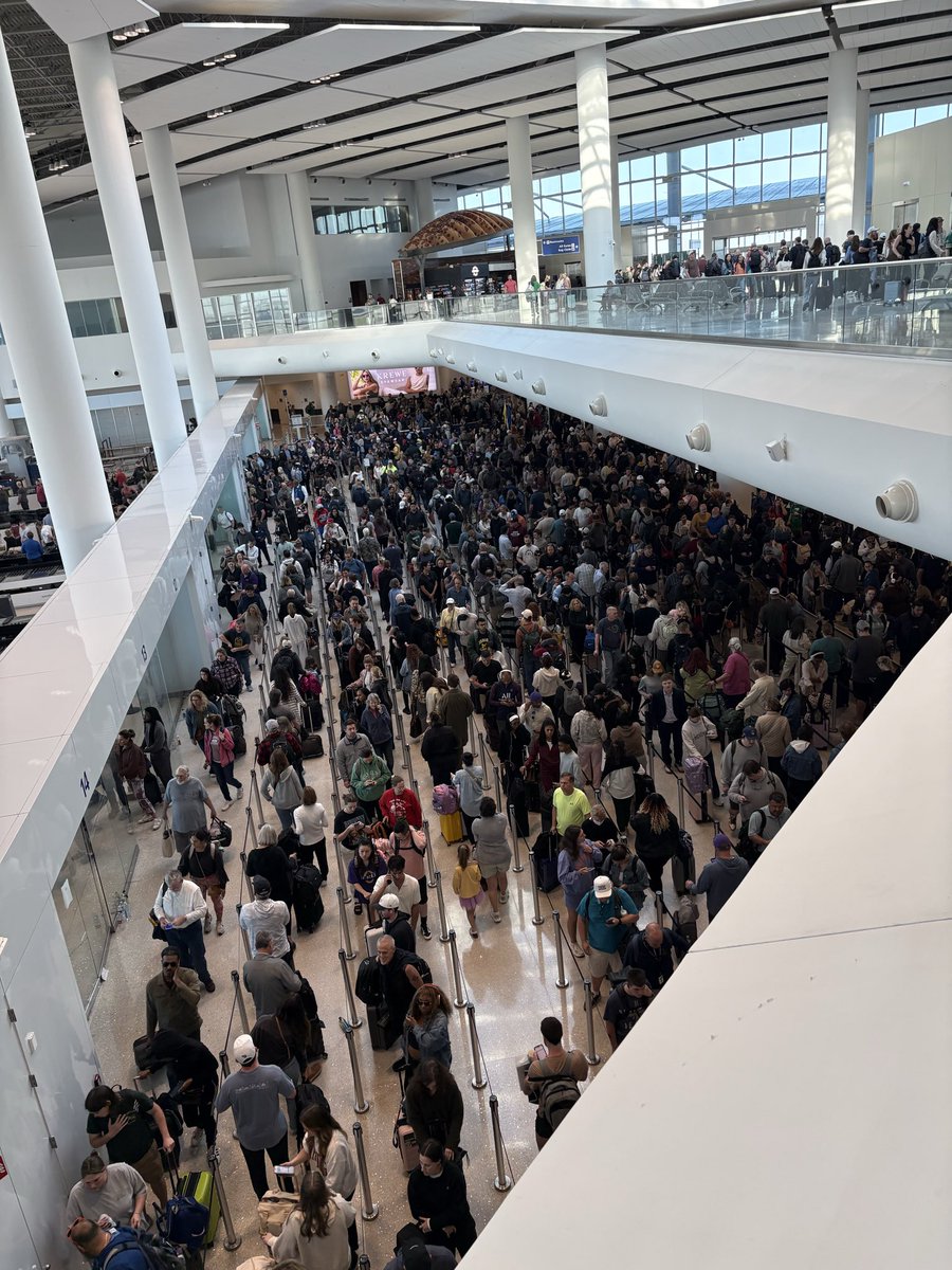 AllisonJoy_RN's tweet photo. @rez_devil Oh, no. This was fun this morning. 3 hour wait! https://t.co/SxpBFJz2Sz
