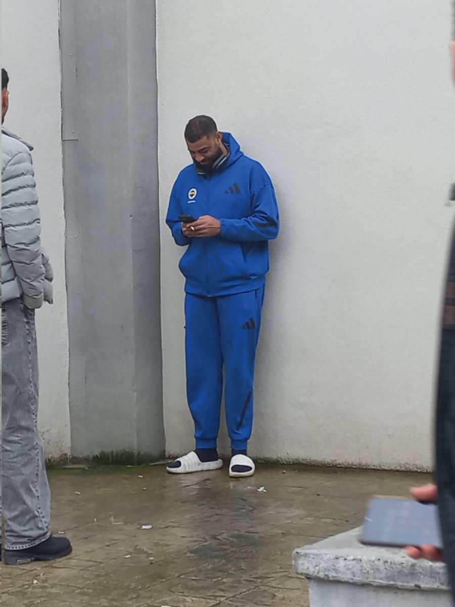 ale tweet media