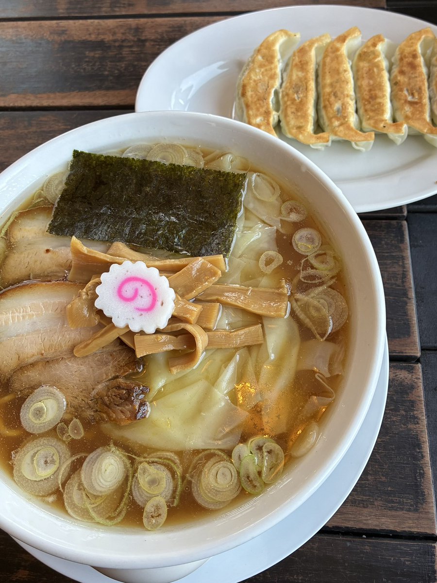 oRHYNkWVjZ26583's tweet image. I had wonton noodles for lunch. The soup was very hot because the surface was covered with extremely hot oil.