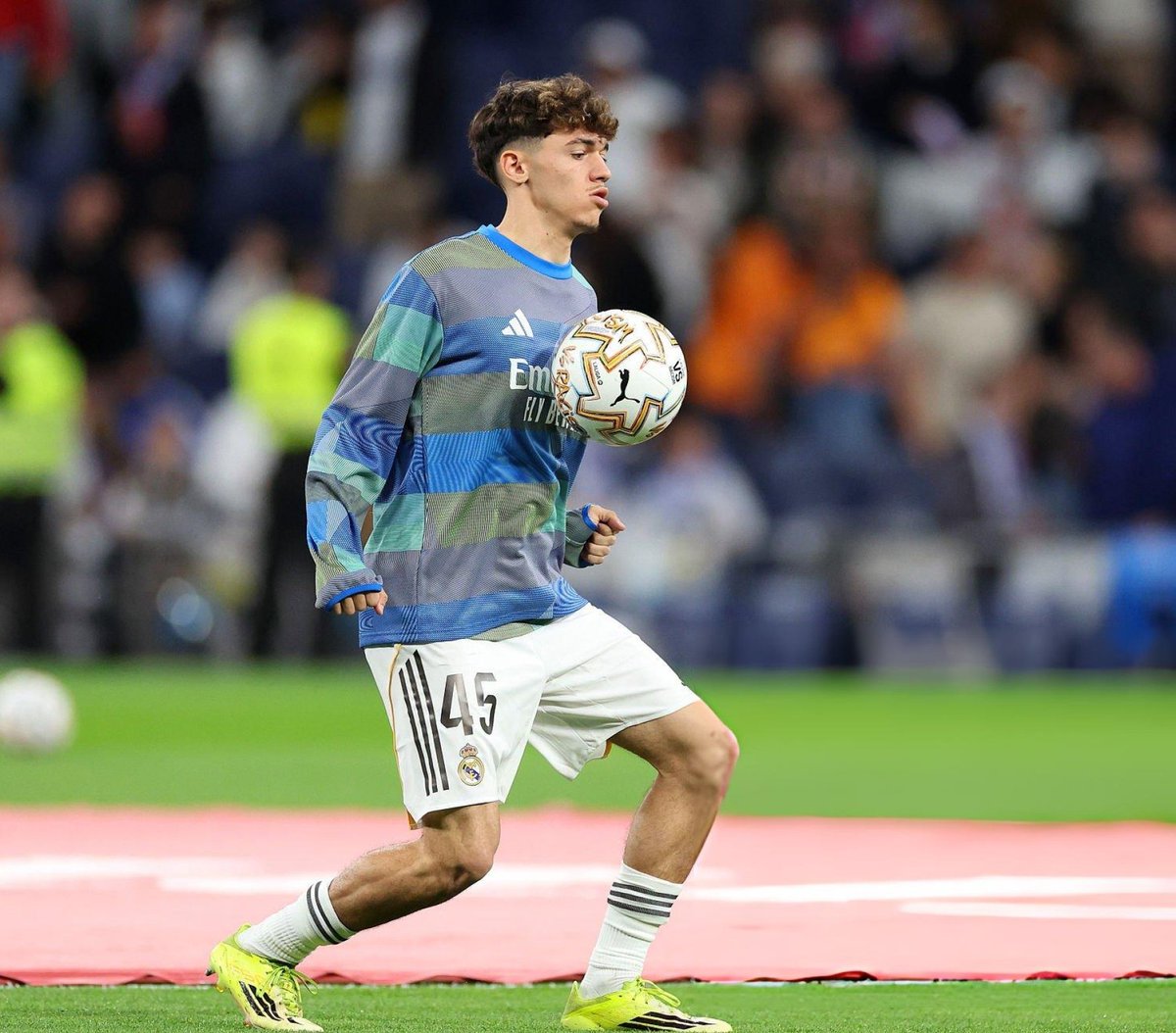 (fan) REAL MADRID FANS 🤍 tweet media