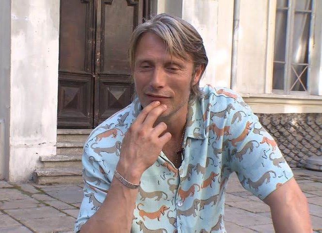 noforts's tweet photo. Nigel behind the scenes #MadsMikkelsen https://t.co/ypPDasPo1I