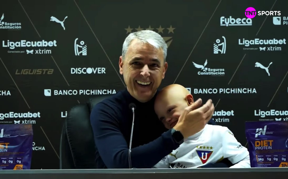 TNTSportsCL's tweet photo. 👏👏👏 "Tenemos que respetar e incluir a todos": Tiago Nunes inspira junto a su hijo en el Día del Síndrome de Down

Mira acá la hermosa conferencia de prensa 📲 https://t.co/qS8a2mcAUd https://t.co/mHGefS1Two