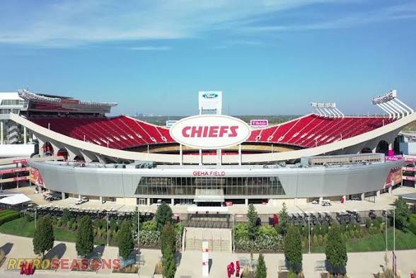 SheKnowsBall_'s tweet photo. Who do you think of first when you see Arrowhead Stadium? https://t.co/jy4YHTFGEE