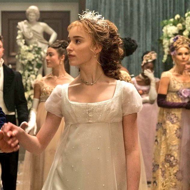 <a href="/holasoyluz2/">Luz💐{Benophie's versión 🎭🤍🎨}</a> El estilismo de Daphne me encantaba porque parecía princesa, mis looks favoritos fueron estos. Amé mucho cuando le ponían tiaras 🤌🏻