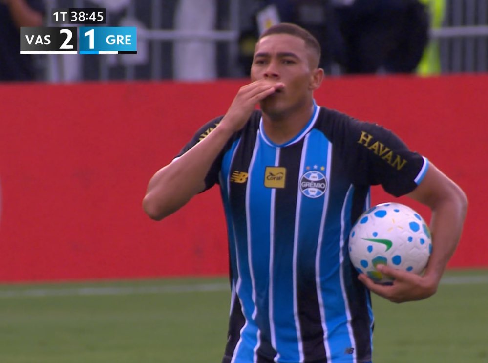 CentralDoBrega's tweet photo. coitado do Carlos Vinícius nesse time do Grêmio kkkkkkkkkkkkkk

nem noé carregou tanto animal https://t.co/AJFbWwAglO