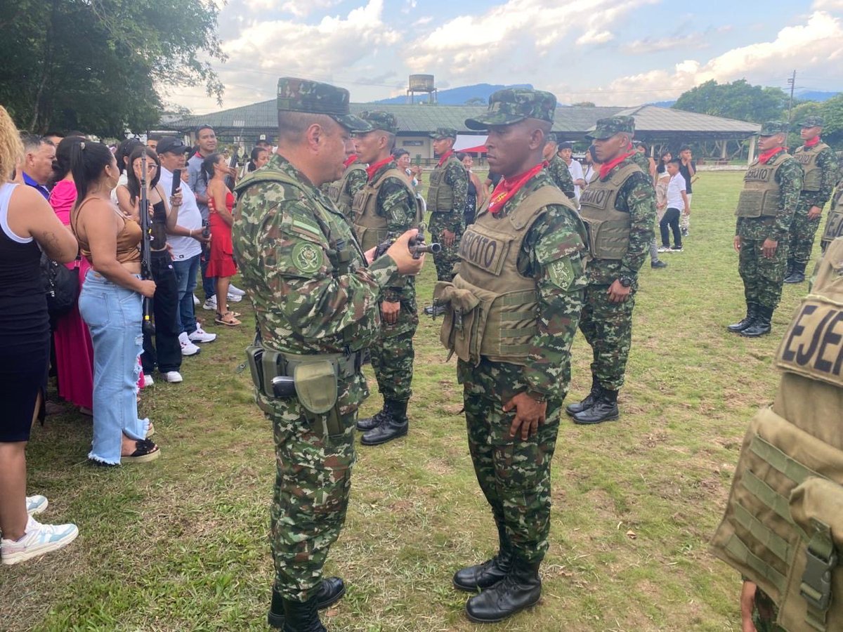 Ejercito_Div6's tweet photo. En Villagarzón, #Putumayo, las unidades militares #BIROR25, #BASPC27 y #BITER27 de la #Brigada27 realizaron la ceremonia de entrega de armas al primer contingente 2026.

Este acto marca la culminación de su primera fase de instrucción, fortaleciendo sus capacidades y reafirmando su compromiso con la seguridad y defensa de Colombia.

#IncorpóreseAlEjército