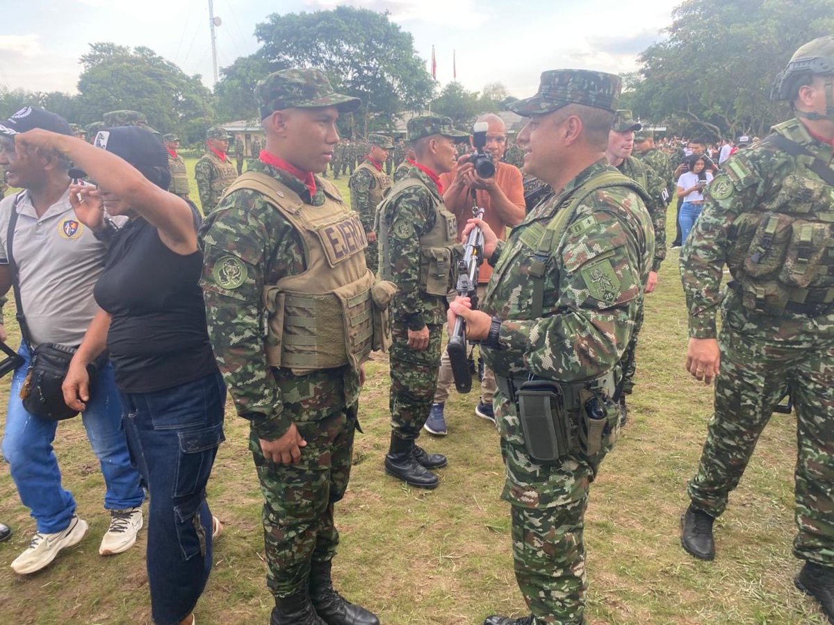 Ejercito_Div6's tweet photo. En Villagarzón, #Putumayo, las unidades militares #BIROR25, #BASPC27 y #BITER27 de la #Brigada27 realizaron la ceremonia de entrega de armas al primer contingente 2026.

Este acto marca la culminación de su primera fase de instrucción, fortaleciendo sus capacidades y reafirmando su compromiso con la seguridad y defensa de Colombia.

#IncorpóreseAlEjército