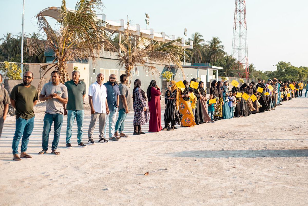 އަޅުގަނޑުމެން ށ. ފޯކައިދޫއަށް އައުމުން ފޯކައިދޫ ރައްޔިތުންގެ ފަރާތުން ކީ ހޫނު މަރުހަބާއަށް އިޚްލާސްތެރިކަމާއި އެކު ޝުކުރު ދަންނަވަން. 

ފޯކައިދޫގެ ގިނަ އަދަދެއްގެ ރައްޔިތުން ނިކުމެ <a href="/MDPSecretariat/">MDP Secretariat</a> ގެ ޓީމަށް ކިޔާފައިވަނީ ރަތްދޫލައިގެ، ކުލަގަދަ ރަންރީނދޫ މަރުހަބާއެއް. މިއީ ރައީސް
