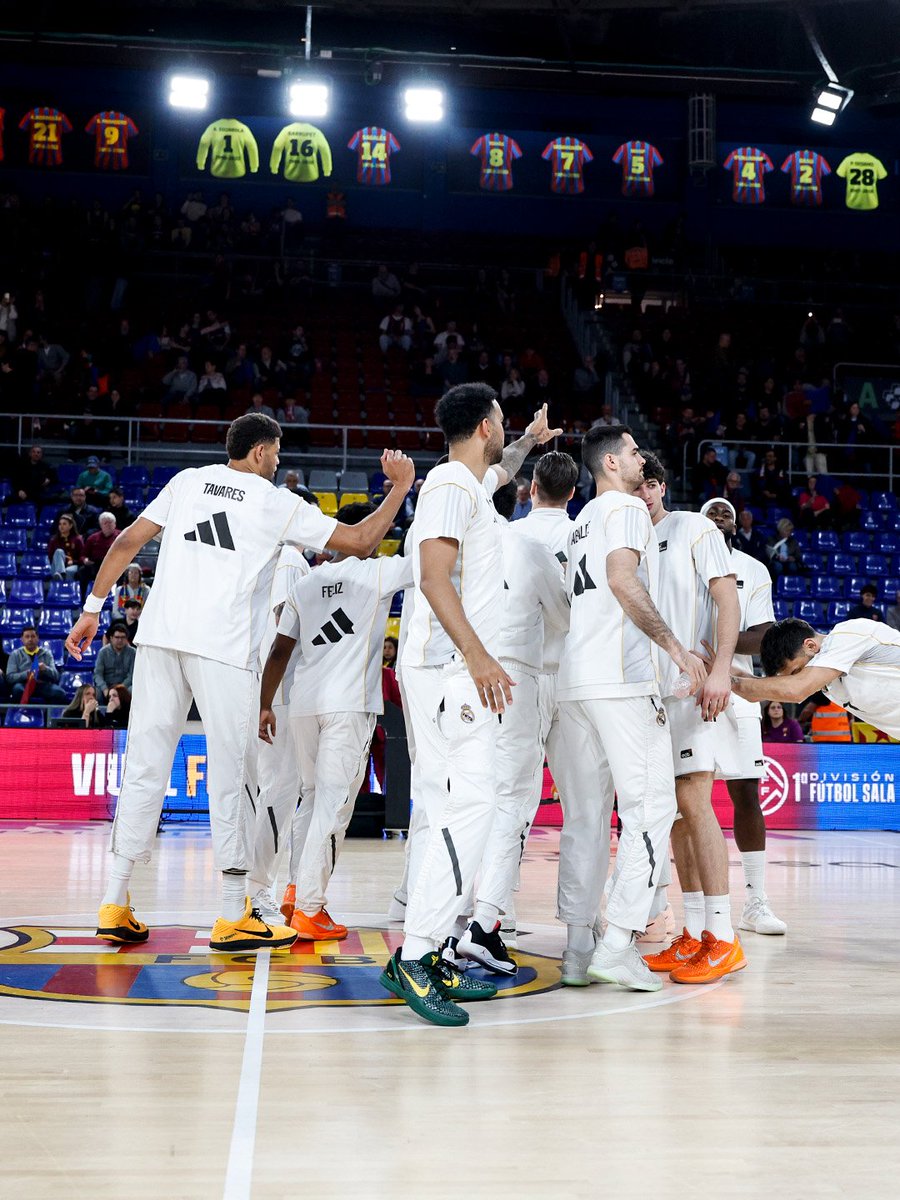 (fan) REAL MADRID FANS 🤍 tweet media