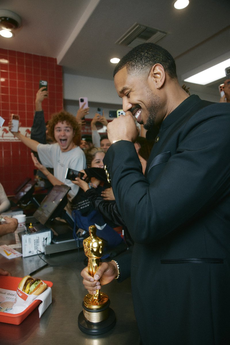 Iconic moments 🔥

More photos of Michael B. Jordan celebrating his Oscars win at In-N-Out.

(📸: <a href="/leovolcy/">Leonardo</a>)
