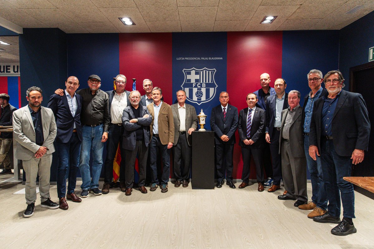b5alvarez's tweet image. ⛹🏻 Tarda de clàssic aquest diumenge al Palau Blaugrana amb homenatge inclòs al @FCBbasket que va guanyar la Recopa del 1986.

Hem pogut saludar alguna de les llegendes del món del bàsquet i assistir a un partit que ha caigut de part del @RMBaloncesto 

#esportcat