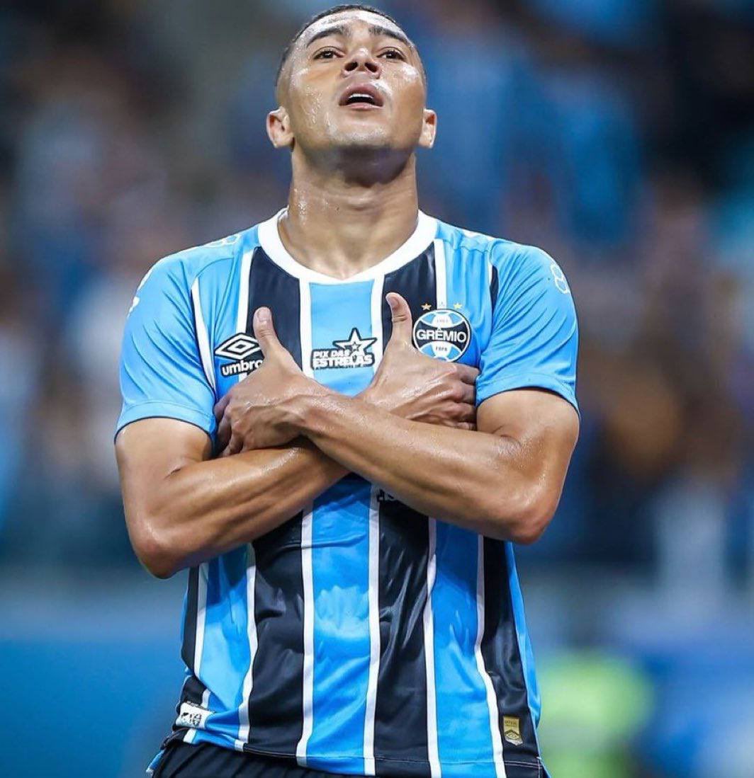 Carlos Vinicius pelo Grêmio:

33 jogos
23 gols
2 assistências

19 jogos, 11 gols e 1 assistência na temporada.

Artilheiro do Brasileirão com 6 gols.