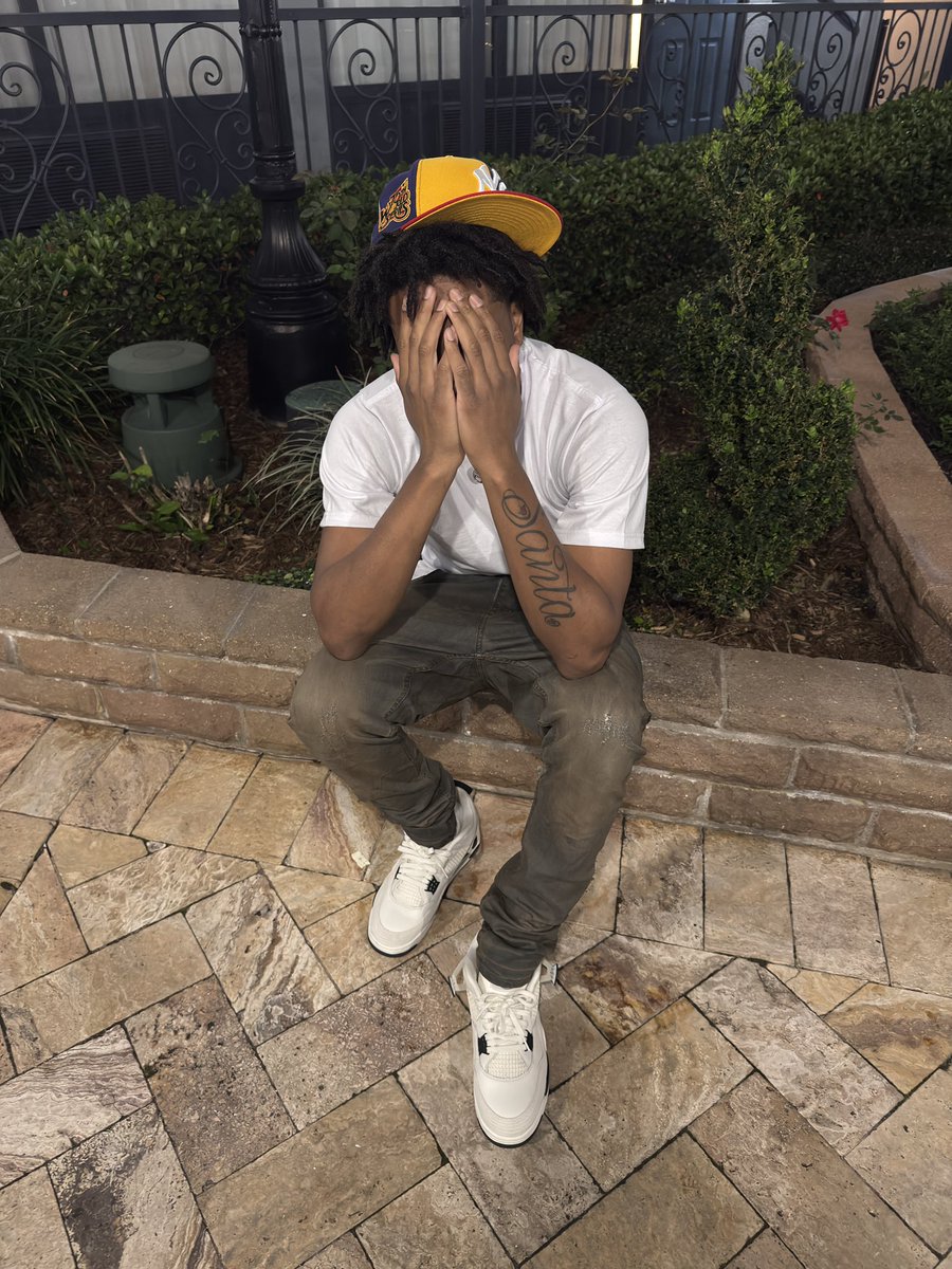 cothreefour's tweet photo. i aint into fashion these niggas more sadity than these hoes https://t.co/ieNIFygbTS