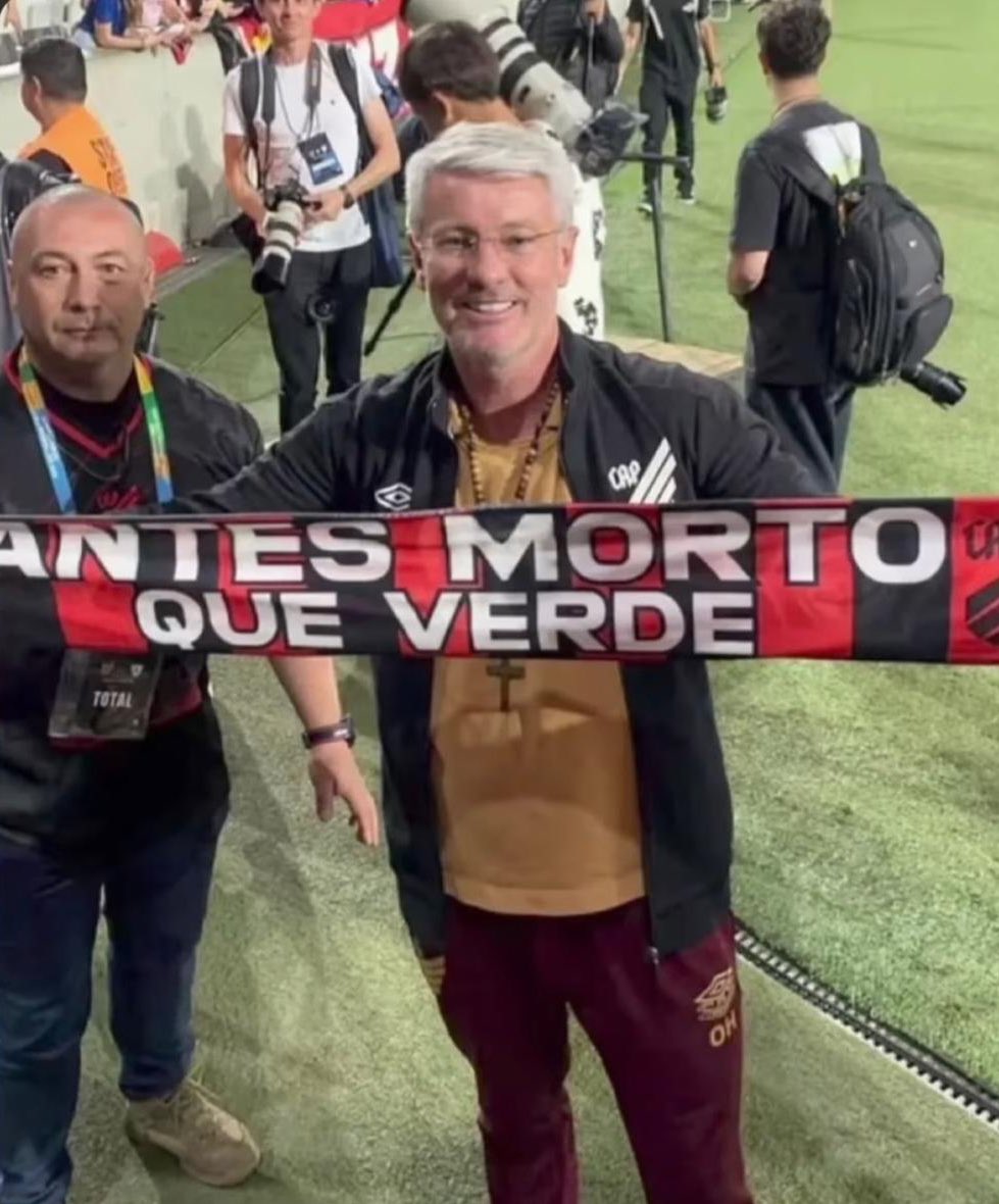 perdonathletico's tweet photo. Odair deu o papo 

ANTES MORTO DO QUE VERDE https://t.co/iCwKQoAfuR