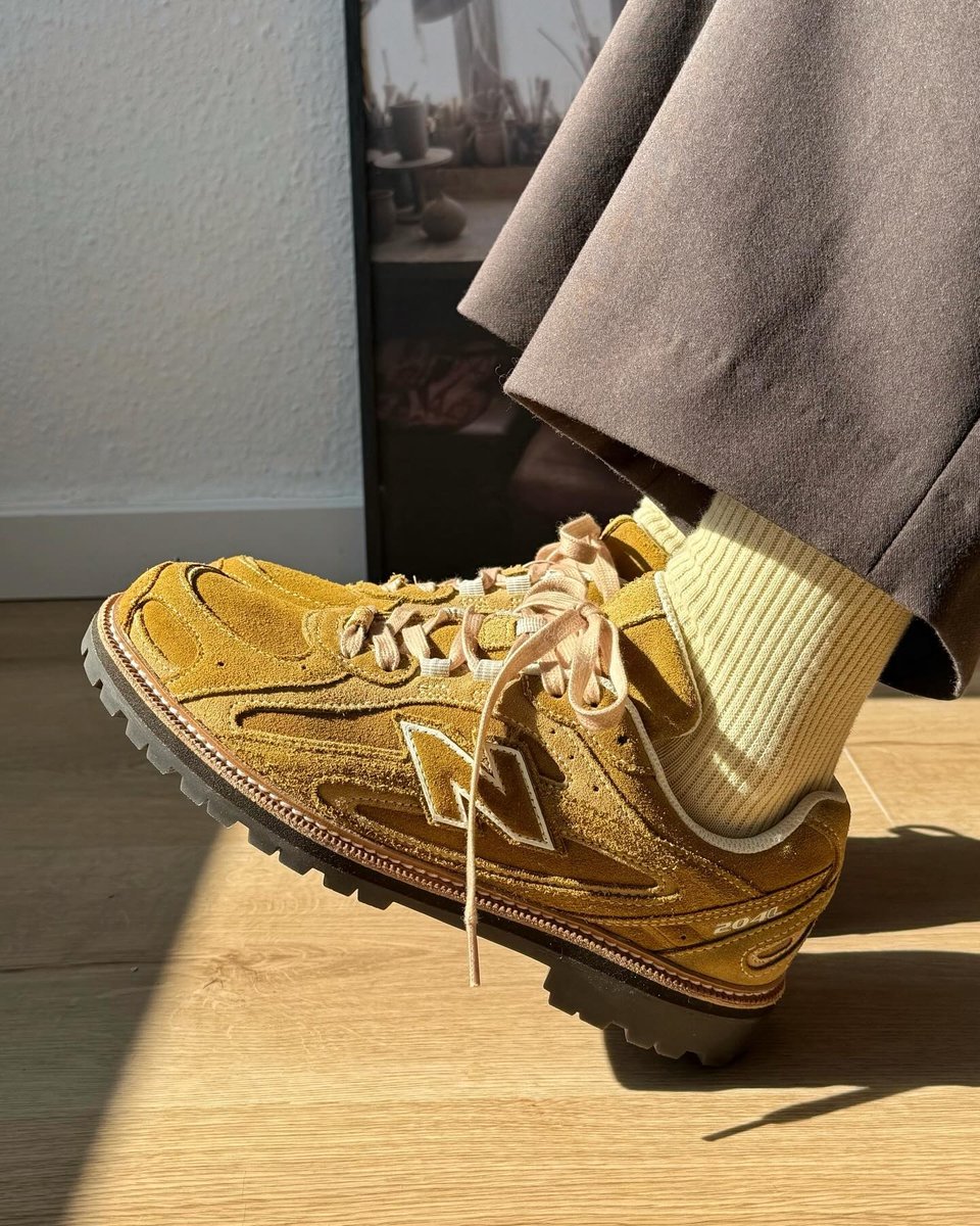 ModernNotoriety's tweet photo. New Balance 204L "Golden Reconstructed" by JW Studios https://t.co/1Z153owoik
