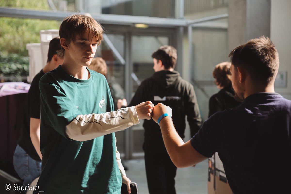 Sopriam_'s tweet photo. Quelques photos de mon passage à la @HelloWorldEDHEC ce weekend 📸

(une des meilleures LAN CS fr en niveau de jeu + organisation) https://t.co/pXbPQ1peEb