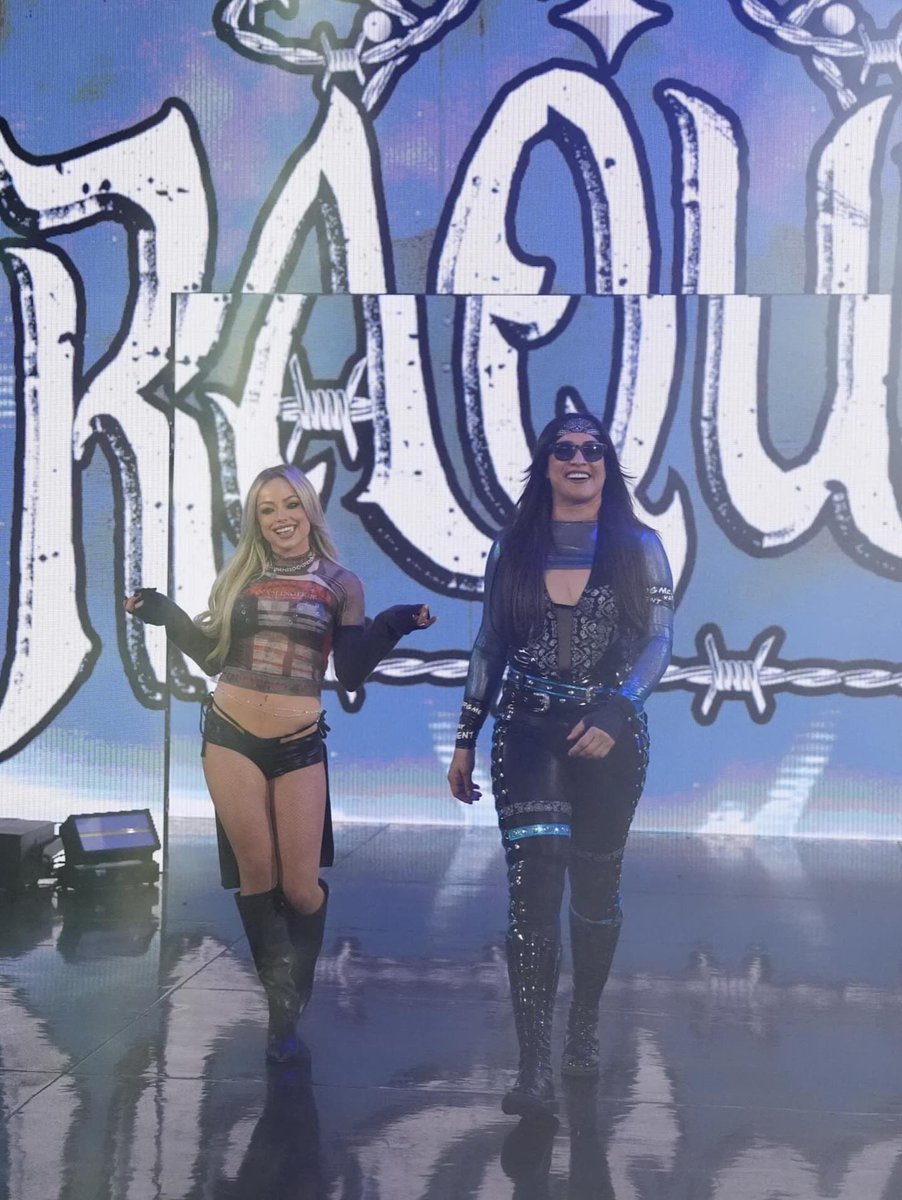 LIV in the moment. ᥫ᭡ NOT @YaOnlyLivvOnce tweet media