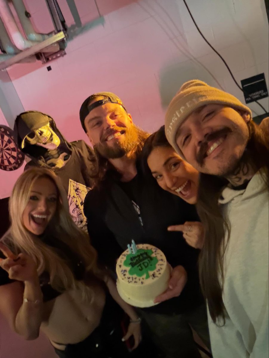 LIV in the moment. ᥫ᭡ NOT @YaOnlyLivvOnce tweet media