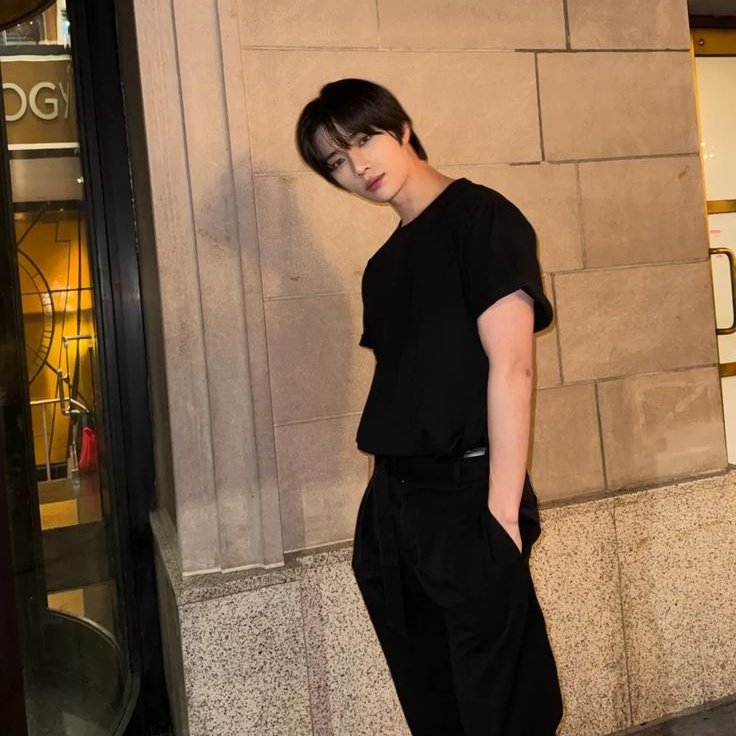 there's something different about beomgyu wearing all black 🫠