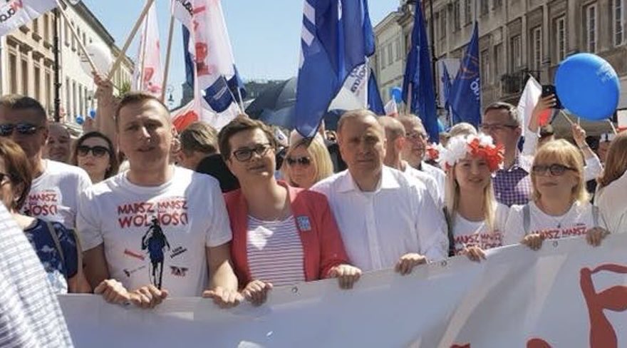 pannajadzia's tweet photo. @paweljablonski_ @GabaLenartowicz Nieuczciwe byloby pominiecie tu posła Brejzy @krzysztofbrejza, który w tym samym roku co ów pamiętny marsz z zoofilką obywatelską, przeżył pierwszy zamach na swoje życie, znany szerzej jako #ToiToiGate 😶🌫️ https://t.co/d54xS3z2o3