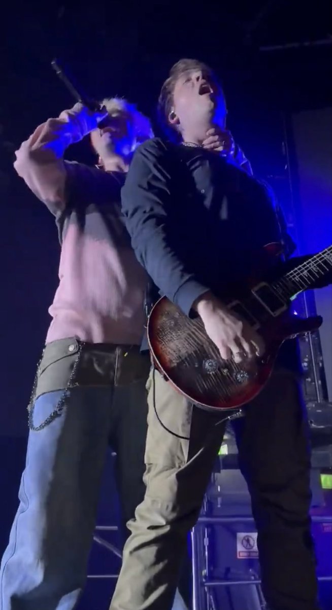 ari 🌙 tweet media