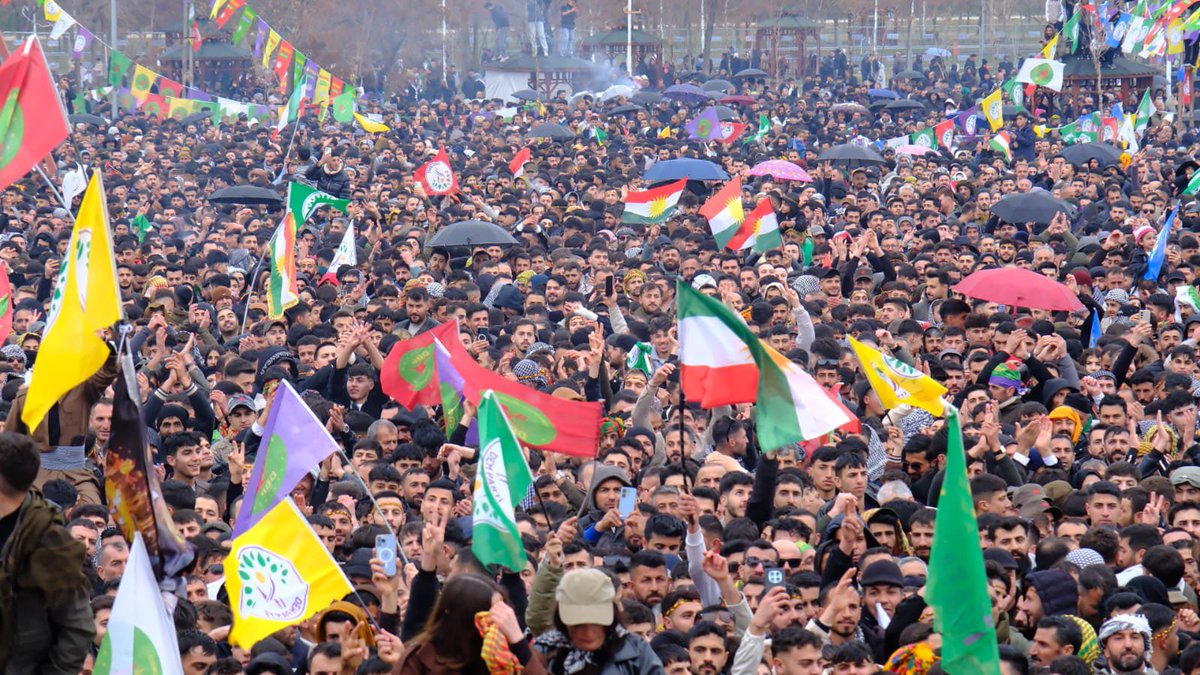 dem_tusba's tweet photo. Van’da bugün sadece bir bayram değil, bir direnişin, birliğin ve umudun sesi yankılandı���
Alanları dolduran binlerce insanın coşkusu,halayların ritmiyle birleşti
Her adımda özgürlük,her sloganla umut büyüdü…
Nevroz ateşi yakıldı,karanlığa inat aydınlık çoğaldı newroz pirozbe https://t.co/XPlXZwL8Gi
