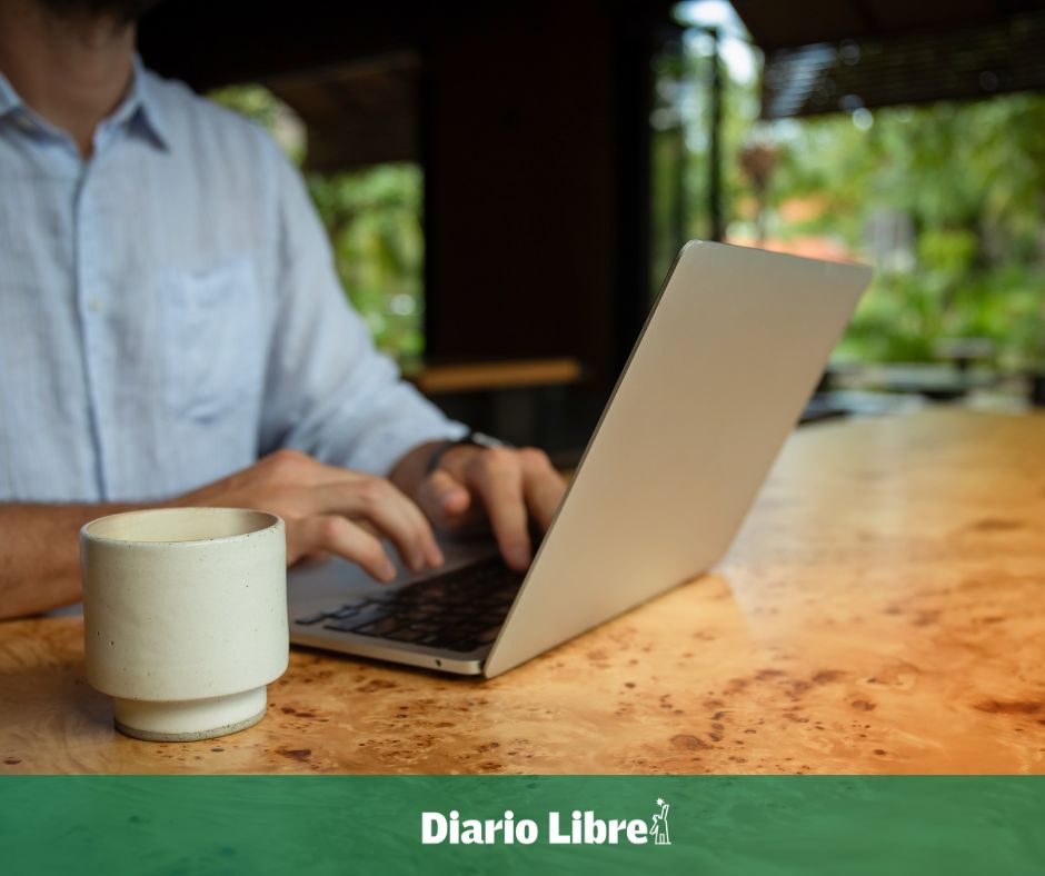 DiarioLibre's tweet photo. 🔴|#EnVivoDL| El Presidente @luisabinader  llamó a una "responsabilidad compartida": sugiere optimizar el uso de combustible y que las empresas adopten esquemas de trabajo remoto donde sea posible. 🚗💻 https://t.co/2yCAnrIt23