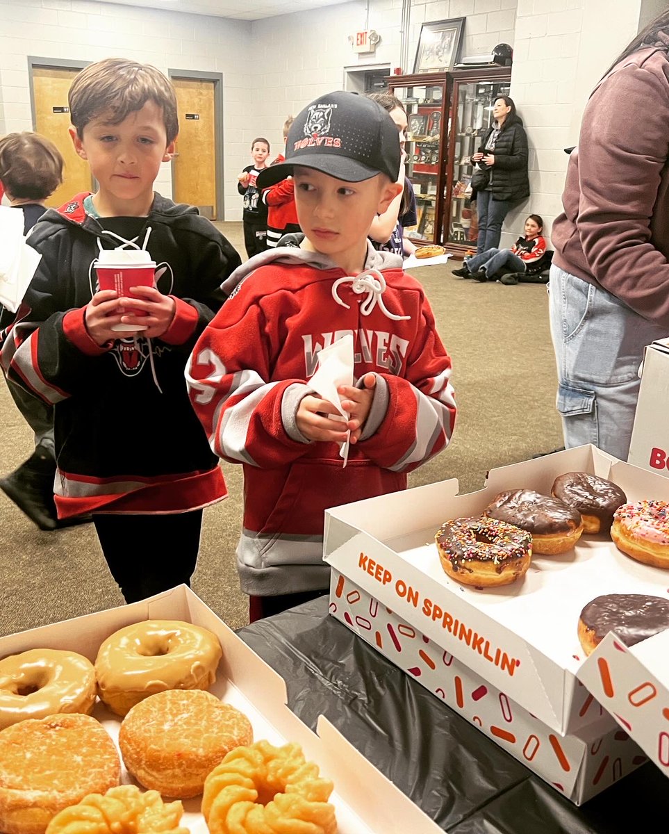 newenglandwolv1's tweet photo. Special thank you to all of our parents and supporters for making such wonderful team parties this year.  Super fun, tons of food and drinks.  Thank you. #newolves https://t.co/KqBaliD1Qp