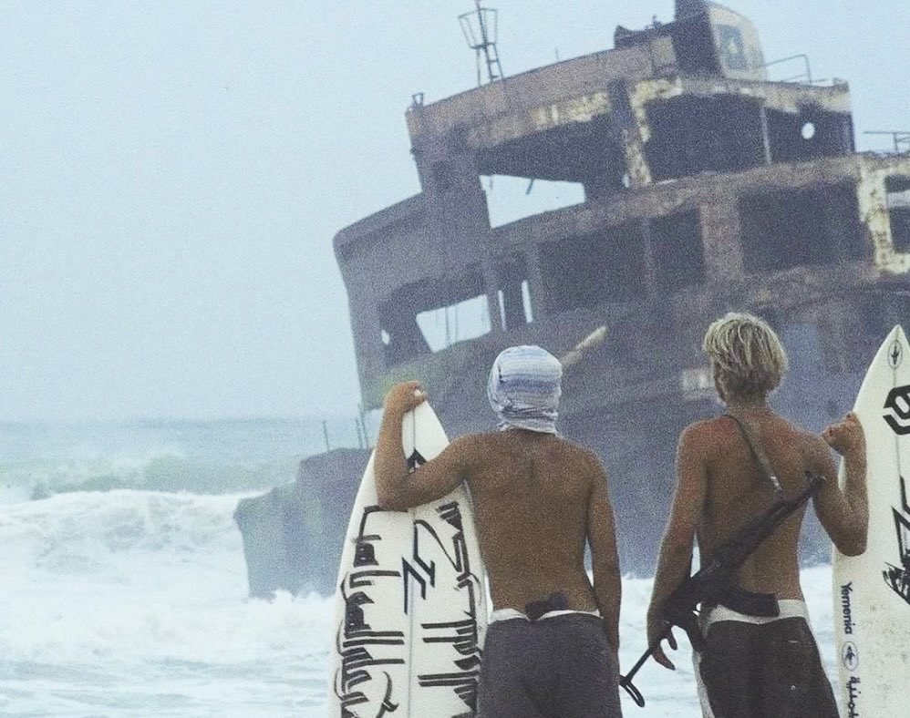 alchimistfr's tweet photo. Au début des années 2000, quelques surfeurs américains se sont aventurés au Yémen à la recherche de vagues inexplorées, notamment sur des côtes isolées comme l’unique Socotra 

Loin des trips classiques, ils faisaient face à l’isolement, l’incertitude et parfois à des zones de conflit, en s’appuyant sur l’aide et les connaissances locales

Des expériences comme celles de Chas Smith rappellent une époque où le surf était une véritable exploration du monde, où la frontière entre risque et aventure était mince, et où l’expérience dépassait le simple fait de surfer