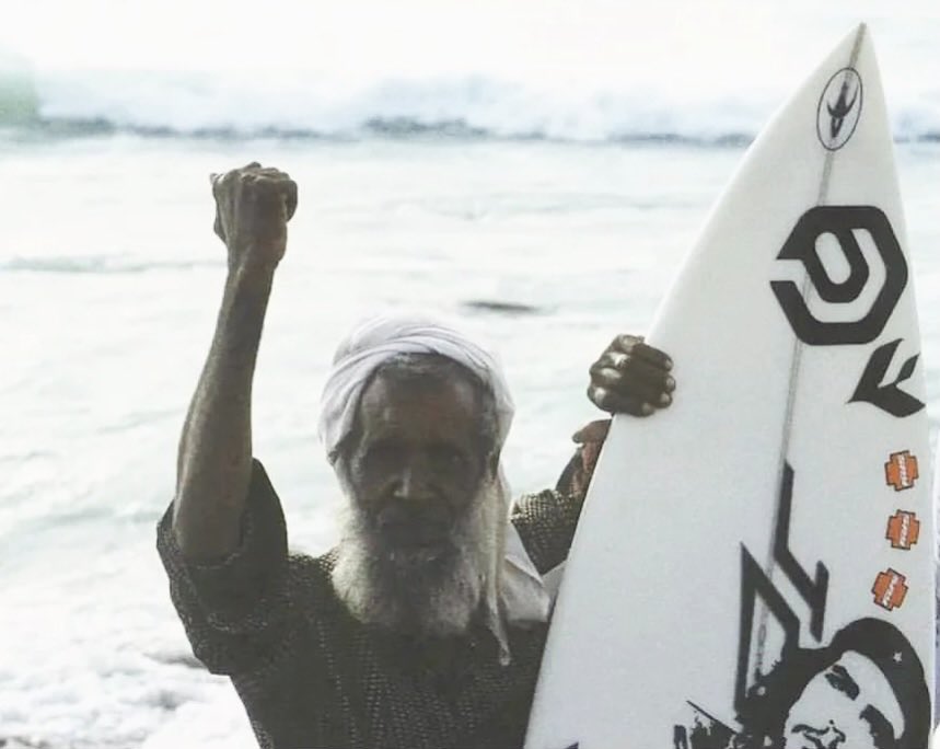 alchimistfr's tweet photo. Au début des années 2000, quelques surfeurs américains se sont aventurés au Yémen à la recherche de vagues inexplorées, notamment sur des côtes isolées comme l’unique Socotra 

Loin des trips classiques, ils faisaient face à l’isolement, l’incertitude et parfois à des zones de conflit, en s’appuyant sur l’aide et les connaissances locales

Des expériences comme celles de Chas Smith rappellent une époque où le surf était une véritable exploration du monde, où la frontière entre risque et aventure était mince, et où l’expérience dépassait le simple fait de surfer