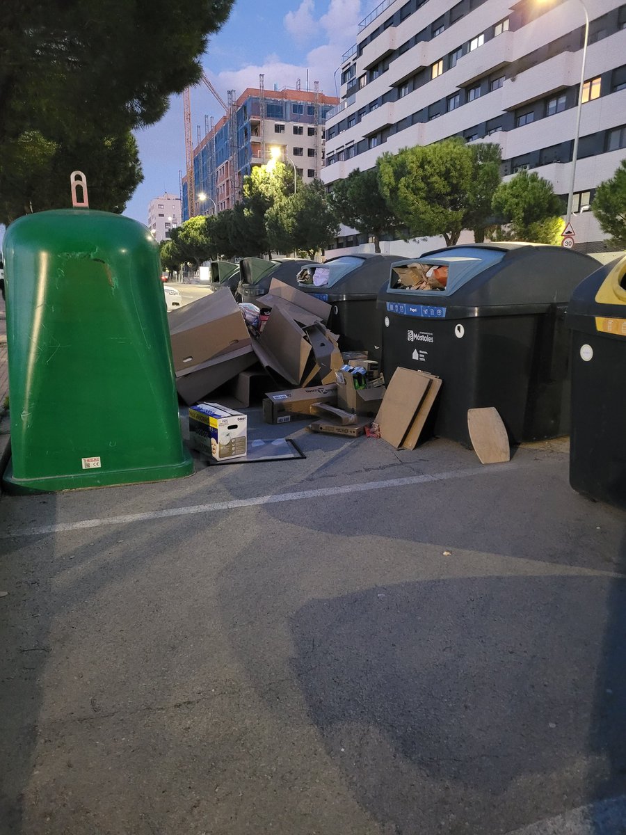 mjpalomolopez's tweet photo. #Mostoles @AytoMostoles 
Contenedores hasta arriba, imposible acercarse, insalubre...
No nos olvidamos de la subida de tasa de basuras...
Foto: Avenida Abogados de Atocha, acera impar TODOS LOS FINES DE SEMANA.
A ver si aumentan los servicios al mismo tiempo que la recaudación... https://t.co/oyzLOe5ASx