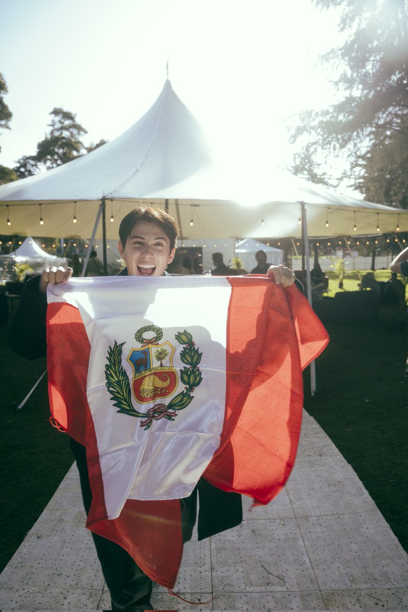 Ale el más feliz sosteniendo la bandera peruana 🥹