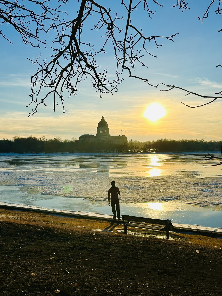 jefferystraker's tweet image. Springtime on Wascana Lake. Views from the running path. #yqr #regina #runner #saskatchewan
