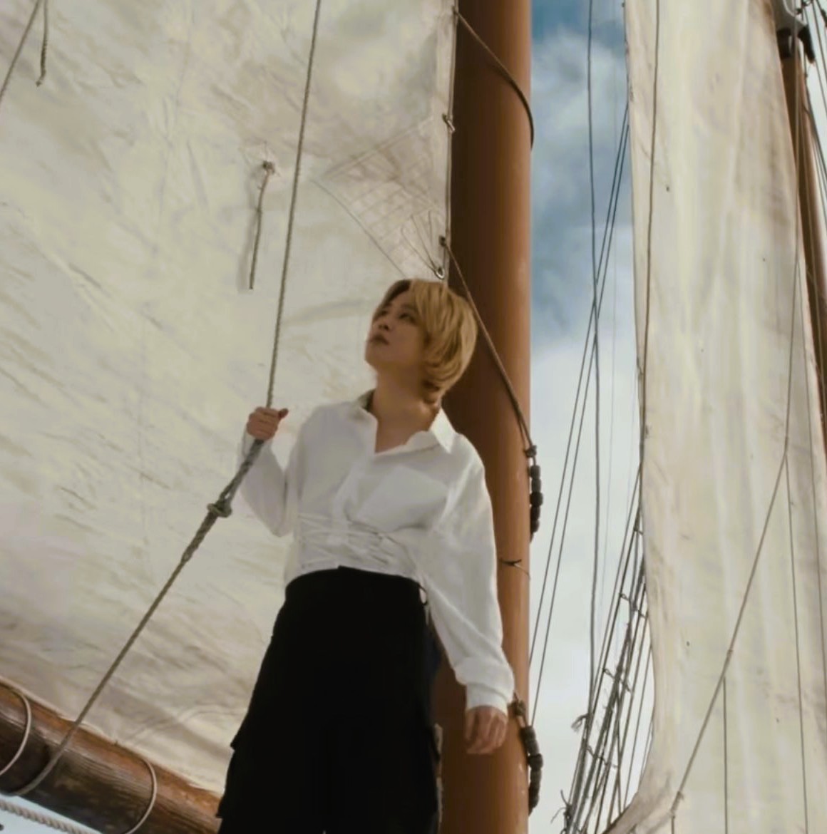 aromamar20's tweet photo. 🦢
“Every lake belongs to the quietness desired by the swans.” 
(Munia Khan)  
~  
#jimin #elegance #swim #whiteswan #gracefulswan https://t.co/hbNwK1hM3g