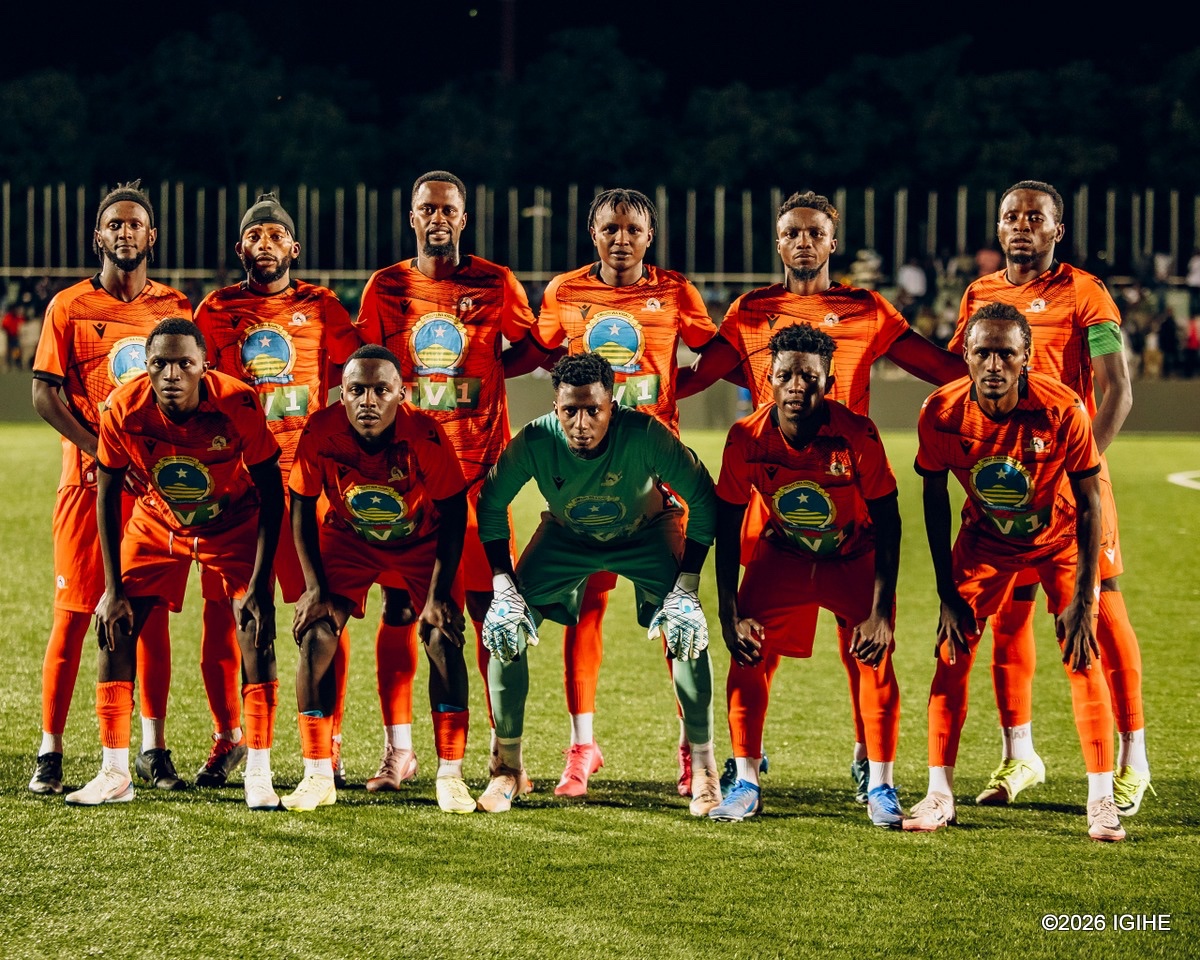 AMAKURU MASHYA 

Rayon Sports yateye Gasogi United mpaga y'ibitego 3-0 nyuma y'uko iyi kipe ibuze ku kibuga cya Stade Amahoro aho amakipe yombi yari gukinira umukino w'Umunsi wa 25 wa Shampiyona.

Gasogi United yabuze, yagaragaje ko itamenyeshejwe impinduka z'amasaha n'ikibuga mu